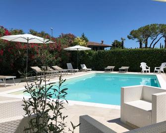 Bed and Breakfast da Beatrice - Sirmione - Piscina