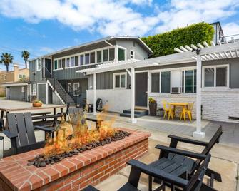 Steps To The Beach, Main Street and Pacific City - 2BR - Huntington Beach