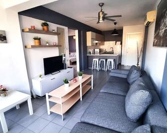Beachside Comfort - 2Br Apt,5 Min to the Beach - Lárnaca - Sala de estar