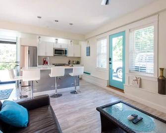 Coastal Elegance in Historic Dock Sq Breath Again - Kennebunk - Living room