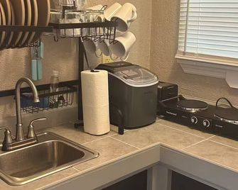 Charming and quaint 2-bedroom Cottage between Downtown and Folly Beach - Charleston - Kitchen