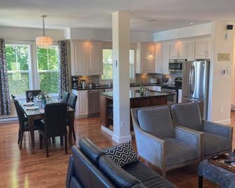 The Crows Nest - Top Guest Rated Luxury Vacation Home in the Heart of Trinity! - Trinity - Kitchen