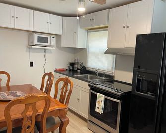 Charming and peaceful 2-bedroom house in Port Jervis with fireplace. - Port Jervis - Cocina