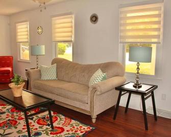 Cozy Matthews House in a Convenient Location - 매튜스 - 거실