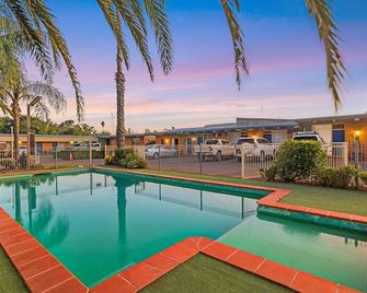 Plainsman Motel - Forbes - Pool