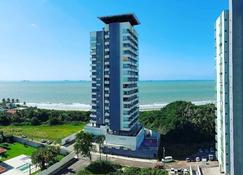 Flat Biarritz Ferreira Hospedagens - São Luís - Edificio