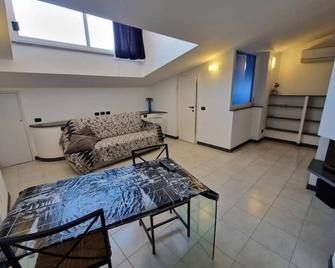 AT THE SEA. High floor, modern, car parking and pinewood - Bocca Di Magra - Sala de estar