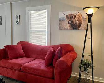 Full home short walk to Memorial stadium, Hawks field, Railyard & Pinnacle arena - Lincoln - Living room