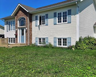 Bright & Cozy One Bedroom Getaway - Grand Falls-Windsor - Edificio