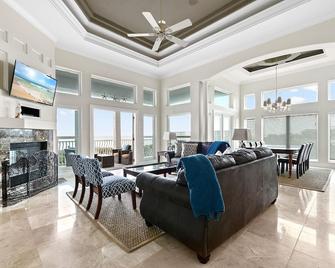 Beach Belle, 4 Bedrooms, Sleeps 10, Priv - Palm Coast - Living room