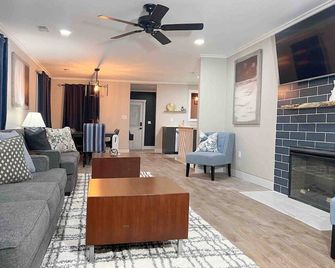 Family Retreat Prime Location in Decatur - Decatur - Living room