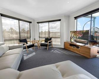 Mimada Escape - Lakes Entrance - Living room