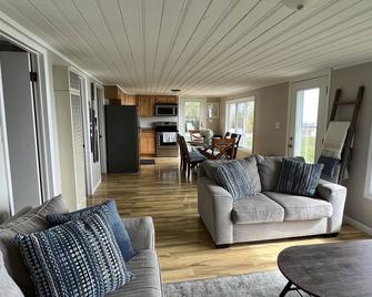 Cozy Lakefront Cottage - Gorgeous Views of Lake Huron! - Lexington - Sala de estar