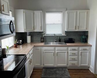 Cozy 4 bedroom/2 bath home in desired Benson District! - Omaha - Cocina