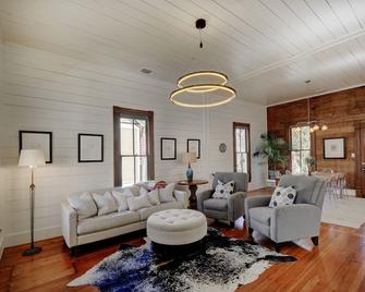 Restored 3BR/2BA Home in Smithville's Historic District-10 min. walk to downtown - Smithville - Living room