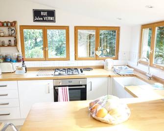 Delightful romantic gite restored to a high standard. 10% off Brittany Ferries. - Barenton - Cocina