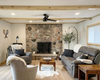 The BL Cottage - Lake Getaway with Panoramic Views, near Cascade Mountain - Montello - Sala de estar