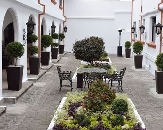 Hotel Ambassador - Quito - Patio