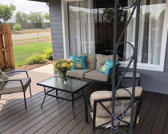 Classy Farm Style Home close to everything you need for your Colorado Stay - Golden - Patio