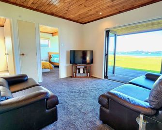 The Sunrise Bach - One Tree Point Holiday Home - Parua Bay - Living room