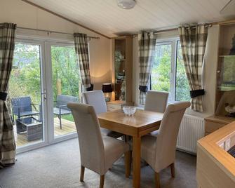 Immaculate 3-Bed Lodge in Otley - Otley - Dining room