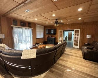 Beautiful rustic lodge located on Lake Guntersville with private boat ramp/dock - Скоттсборо - Вітальня