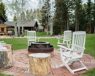 Trapper`s Lodge | Sleeps 6 | Huge Back Yard - Sundre - Патіо