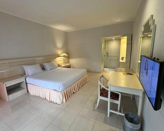 Queen Garden Hotel Managed by Salak Hospitality - Baturaden - Bedroom