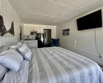 Lindell Motor Lodge - Downtown Cedar Falls Studio With Free Gated Parking! - Cedar Falls - Bedroom
