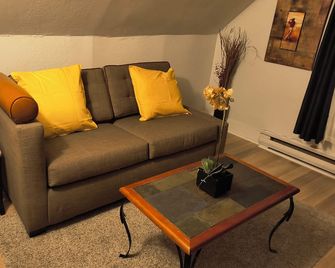 Cozy downtown one bedroom free parking - Kingston - Living room