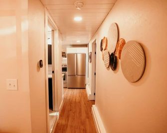 Adorable 2 bedroom place with private back patio - Clare - Hallway