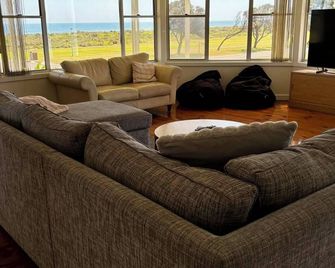 Clarkeys by the Beach - beachfront, sleeps 10 - Kingston - Huiskamer