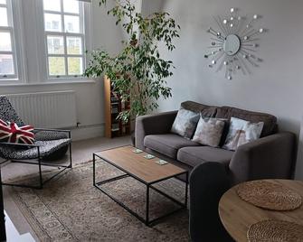 Penthouse Apartment With Large Roof Terrace - London - Living room