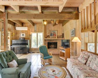 Serene Salisbury Rental Home on 26 Acres w/ Deck! - Salisbury - Living room