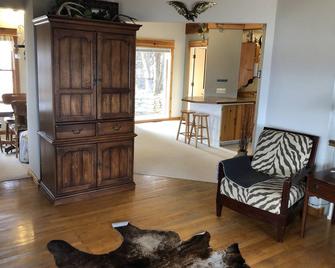 Updated Lake House And Spectacular Views And Sunsets Of Flint Hills Near Ksu Ca - Manhattan - Wohnzimmer