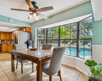 Big Pool, Yard & Pet friendly - Valrico - Dining room