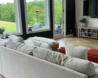 Charming Kentucky Ranch Sharpsburg Ky - Sharpsburg - Living room