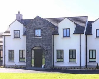 Boutique Country House Aldergrove - Crumlin - Building