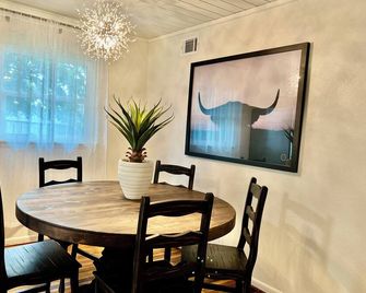 Remodeled Benton home-sleeps 7/Coffee bar/WI-FI & Netflix/easy access to freeway - Benton - Їдальня