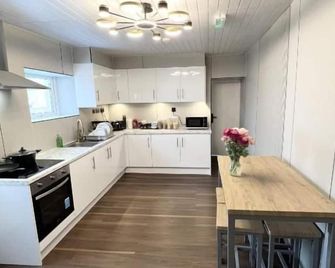 OYO Welsh Holiday Accommodation - Modern Stay - Pembroke Dock - Keuken