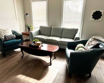 Spacious Bungalow ~ Hot Tub, Bbq & Ping Pong Table - Zephyrhills - Living room