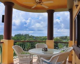 Condo for rent!! Just 5 minutes from Little French Cay and Megaplaza Roa! - French Harbor - Balcon