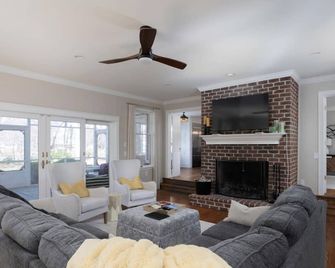 The Eagles Nest - Grasonville - Living room