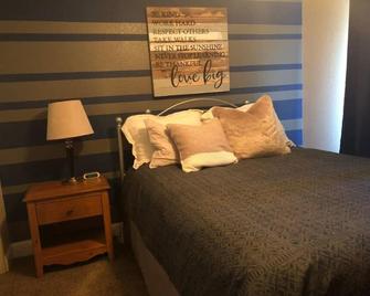 Great location and house with open floor plan - Summerset - Bedroom