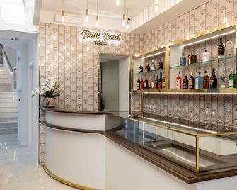 Petit Hotel - Прато - Рецепція