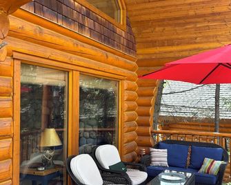 The Moose Den - Bl# Stru 2024-043 - Kimberley - Innenhof