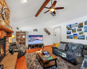 Stunning Lake Cascade Retreat with Hot Tub - Charming Woodland Haven - Donnelly - Wohnzimmer