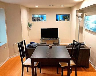 Spacious & private! Free parking! Great location! - שיקאגו - חדר אוכל