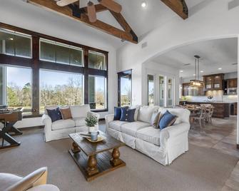 Happy Goat Retreat - Willis - Living room