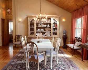 Gracious Woodstock Retreat -Walking Distance to Town - Woodstock - Essbereich